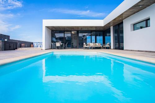 Tinajo Villa | Eslanzarote Eco Villa Tony, heated pool, jacuzzi, Sat tv, Super wifi