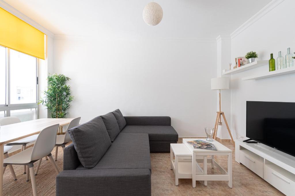 Las Palmas de Gran Canaria Apartment | Flat close to Santa Catalina Park and Las Canteras