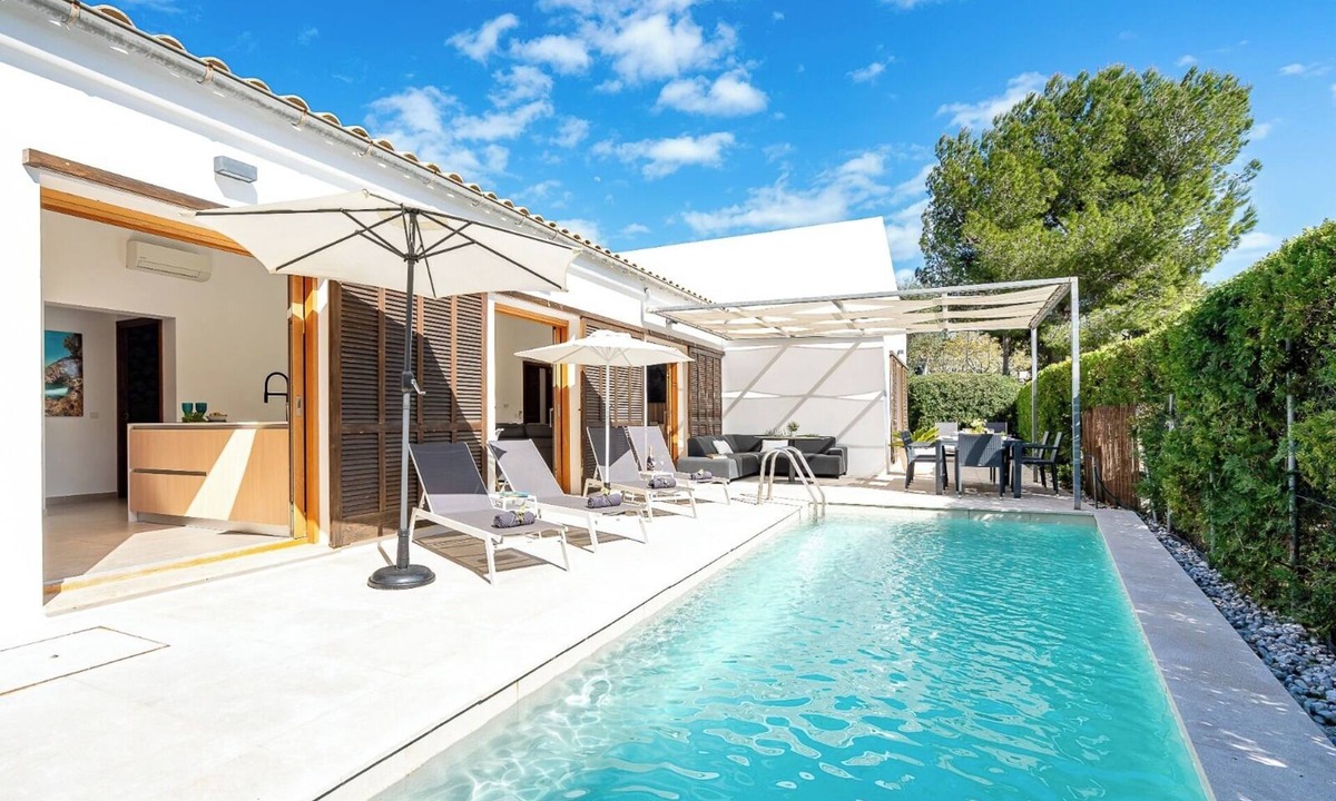 Pollensa House | FOOTPRINTS VILLA. PINEWALK AREA. HEATED POOL. WIFI. 100m/2 MIN WALK TO THE SEA