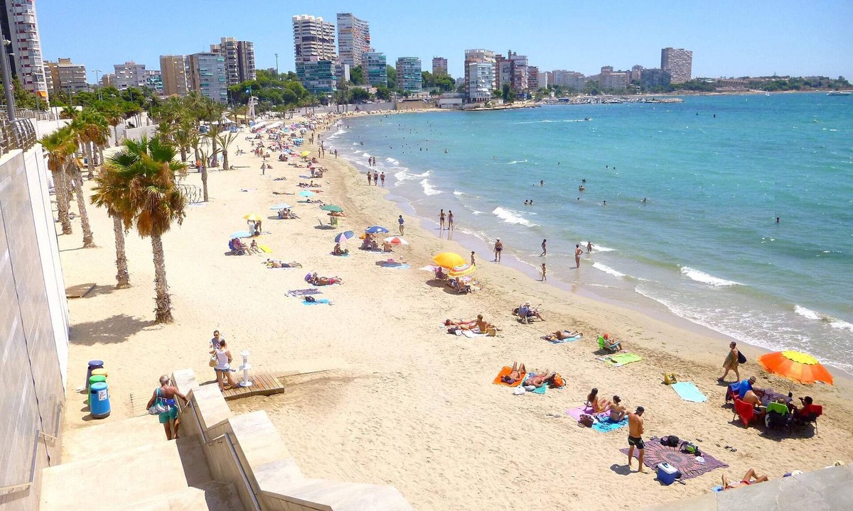 Alicante Ski Chalet | Great Villa, Sea Views, 20 Secs Walk to the Beach, Bbq, 9 People