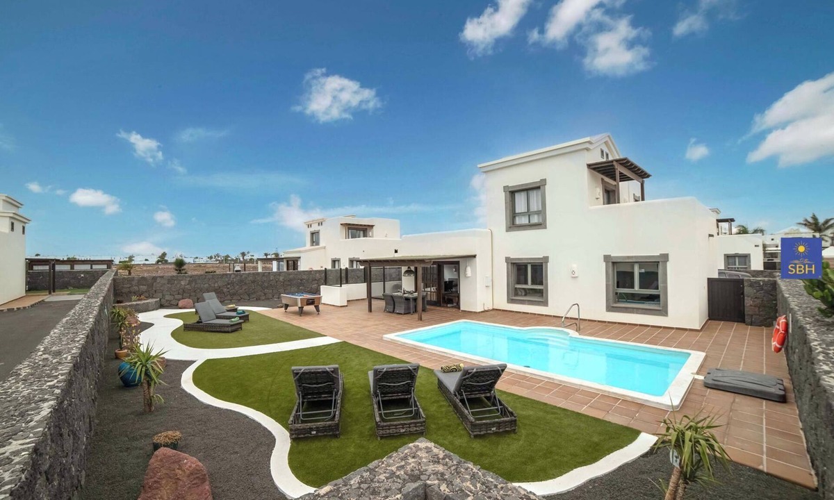 Playa Blanca Villa | Hermosa - 3 Bed family friendly property, pool, air conditioning, pool table