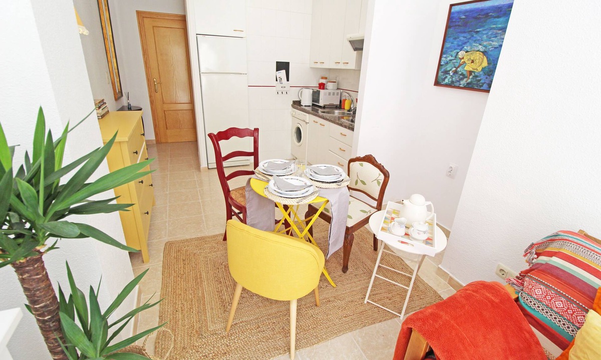 Alicante City Centre Apartment | Historic helmet. 3 mins walk from the beach. A/C Wifi