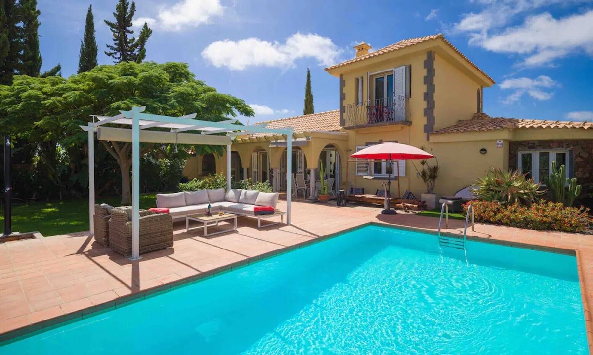 San Bartolome de Tirajana House | Holiday Home 'Villa Linda' with Mountain Views, Private Pool and Wi-Fi