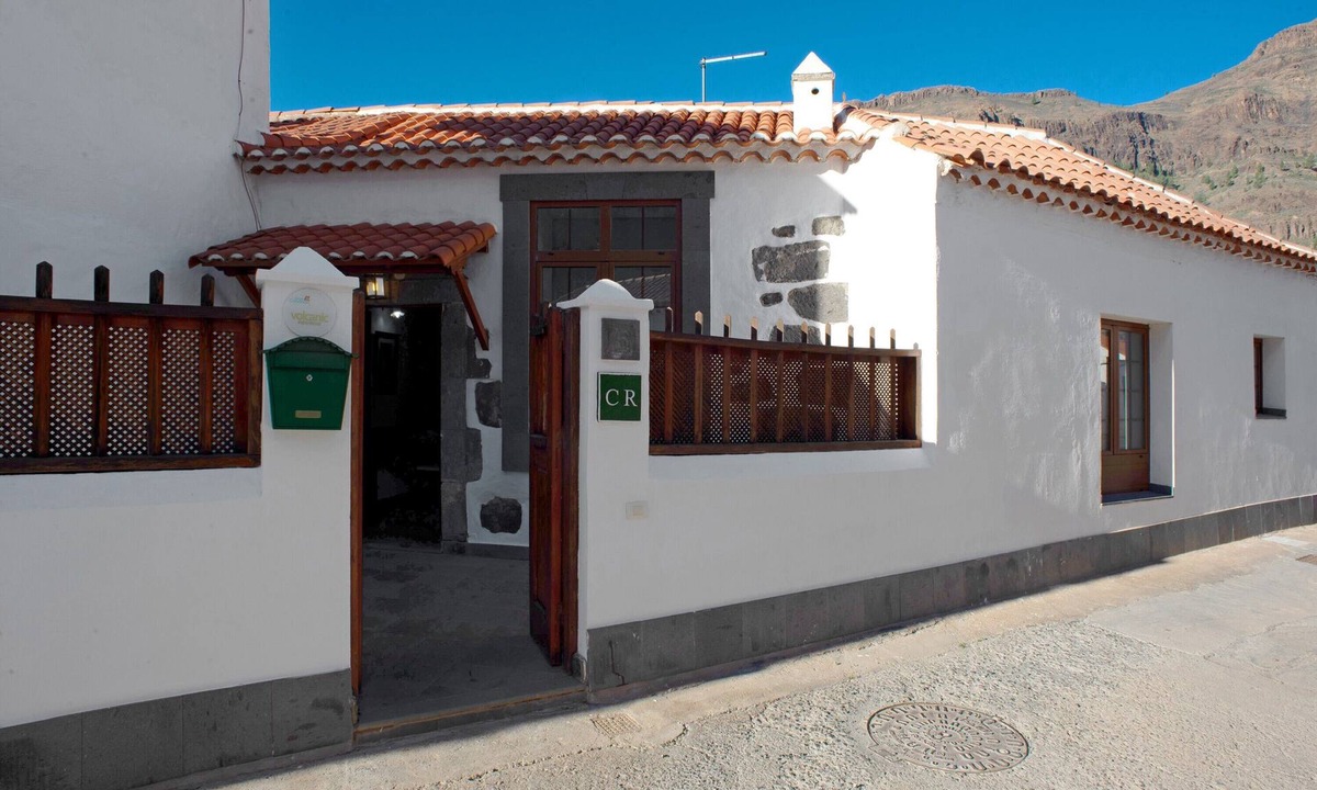 San Bartolome de Tirajana House | Holiday Home "Casa De La Eterna Primavera" with Mountain View, Terrace & Wi-Fi