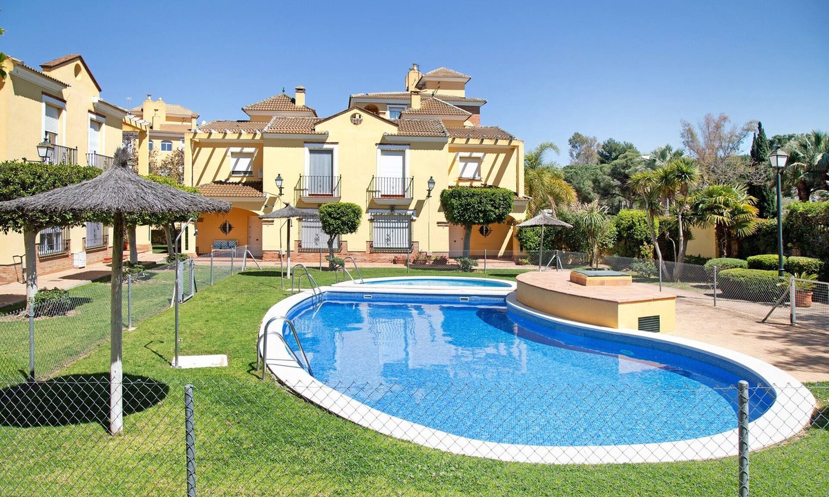 El Puerto de Santa Maria House | Holiday Home 'La Casa Del Puerto' with Shared Pool, Wi-Fi and Air Conditioning
