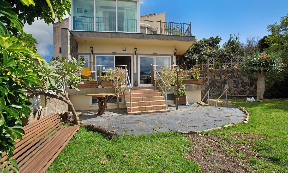Teror Apartment | Holiday Apartment "Carmelo Y Carmela 4" with Mountain View, Private Terrace & Wi-Fi