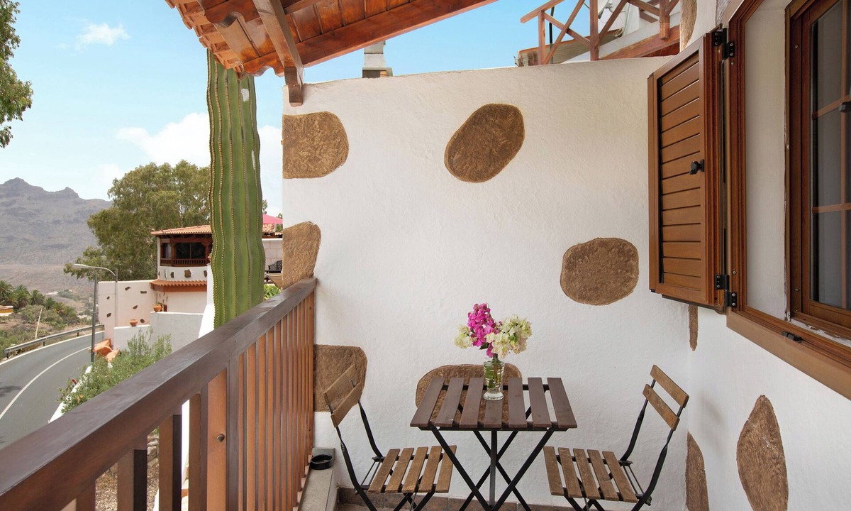 Santa Lucia House | Holiday Home 'Cottage Santa Lucía 2' with Mountain View, Balconies & Wi-Fi