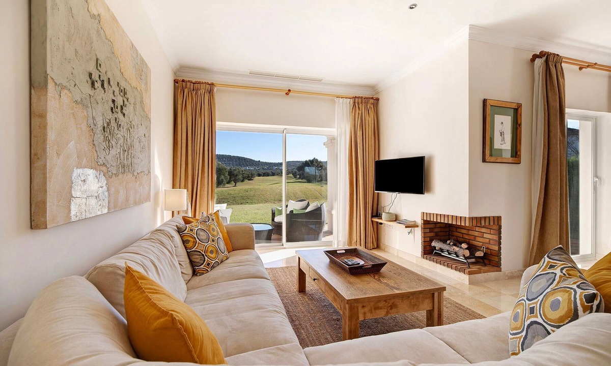 Arcos de la Frontera House | Holiday Home "2-Bedroom Townhouse" with Mountain Views, Shared Pool & Wi-Fi