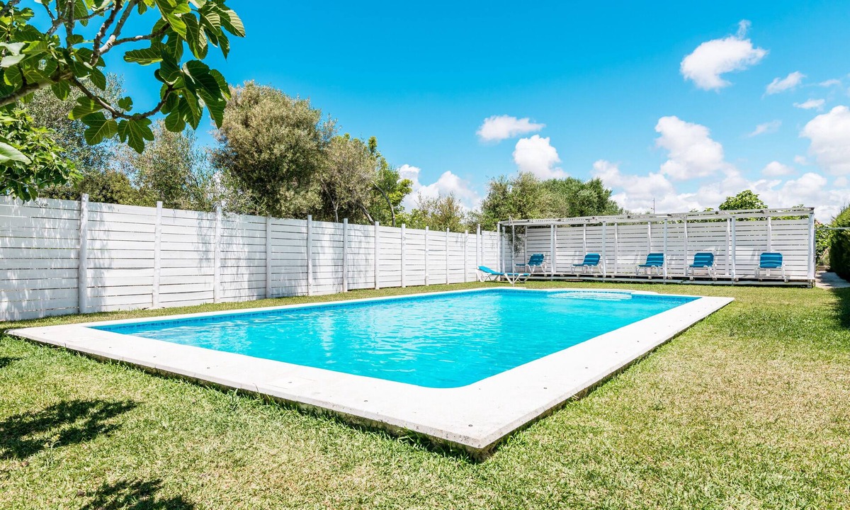 El Palmar House | Holiday Home 'El Algarrobo' with Shared Pool, Private Terrace & Wi-Fi