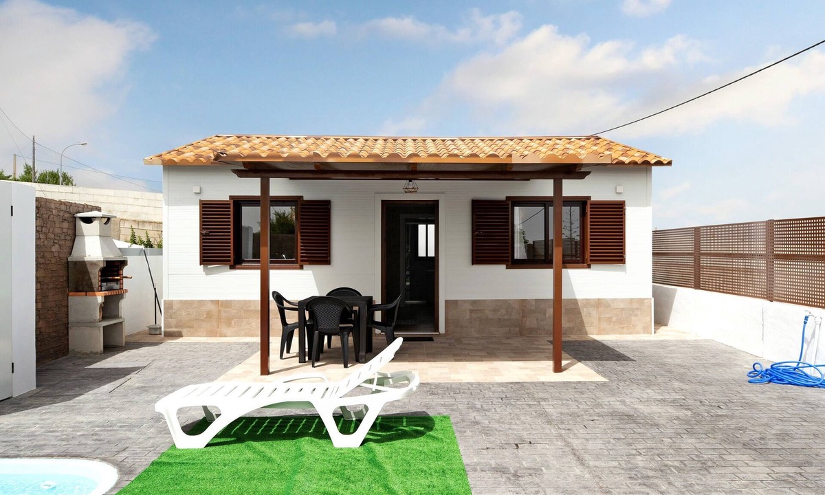 San Ambrosio House | Holiday Home Casa La Teja 1 with Pool, Garden & Wi-Fi