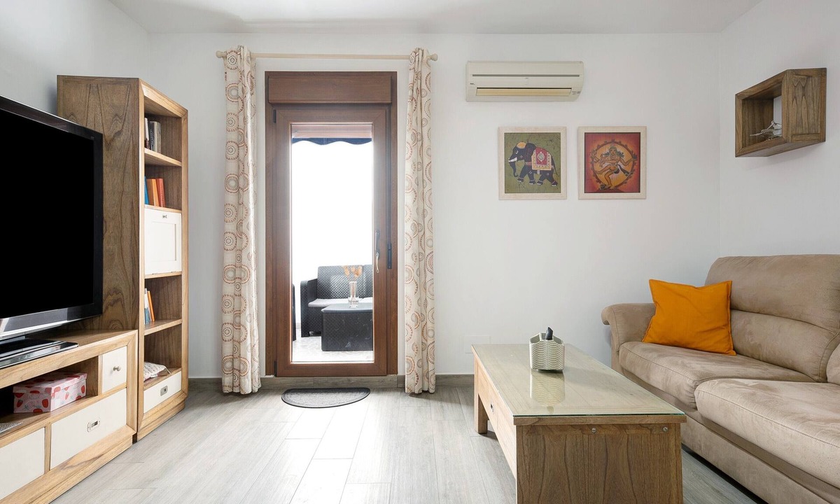 San Ambrosio House | Holiday Home 'Reina's' with Balcony, Wi-Fi and Air Conditioning