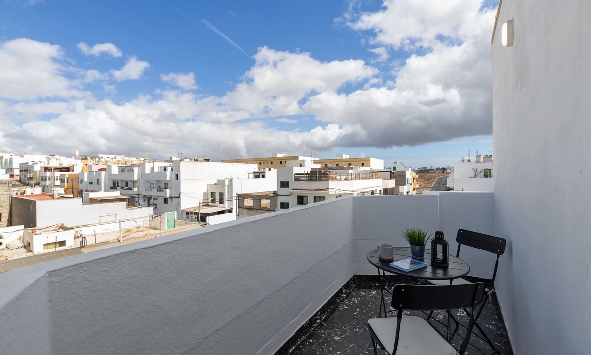 Arrecife House | Holiday Home '2' with Mountain View, Balcony and Wi-Fi