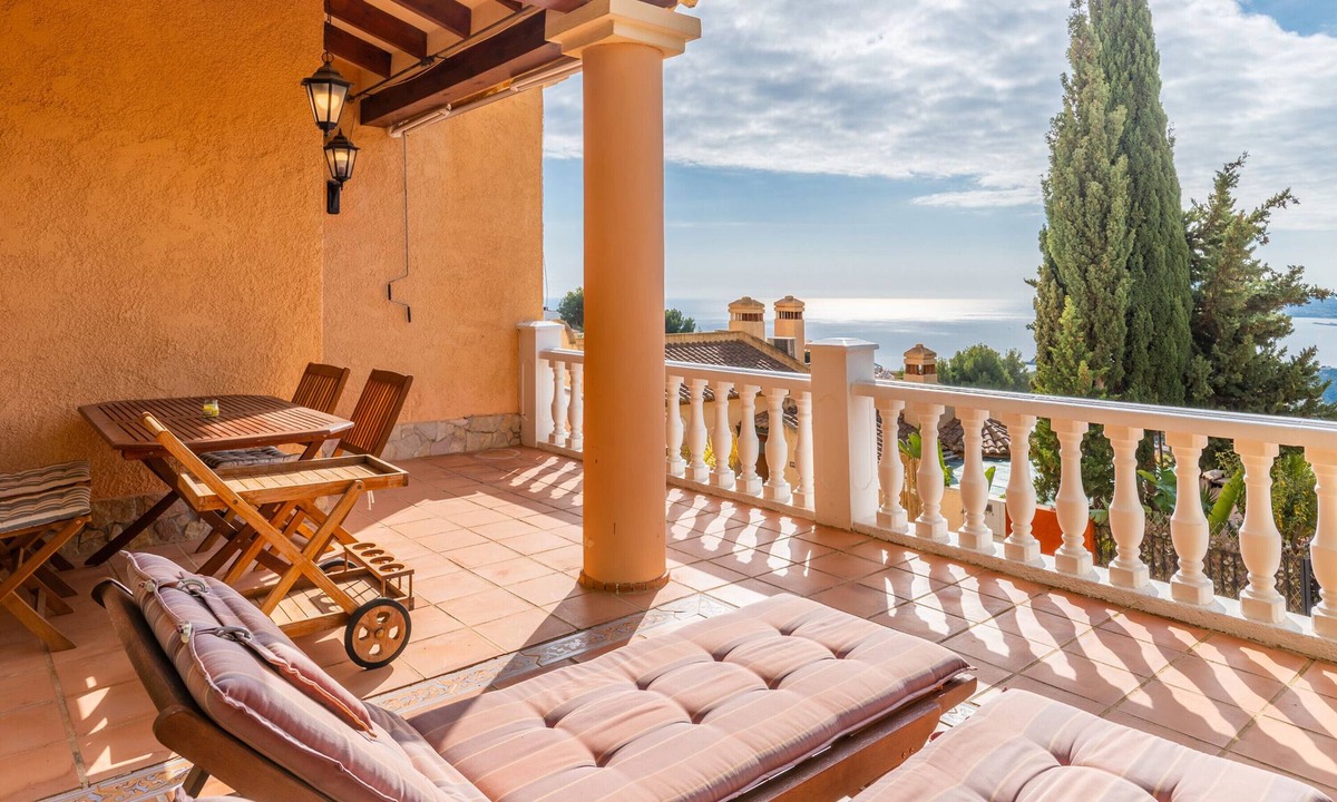 Altea la Vella Villa | Holiday Home 'Amazing Blue Emi' with Sea View, Shared Pool and Wi-Fi