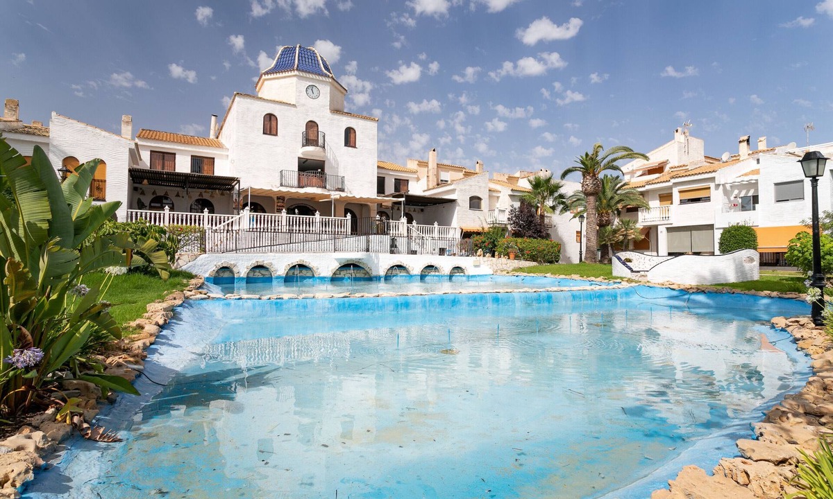 Los Arenales del Sol House | Holiday Home 'casa en la playa con piscinas Pedro' with Shared Pool, Wi-Fi and Air Conditioning