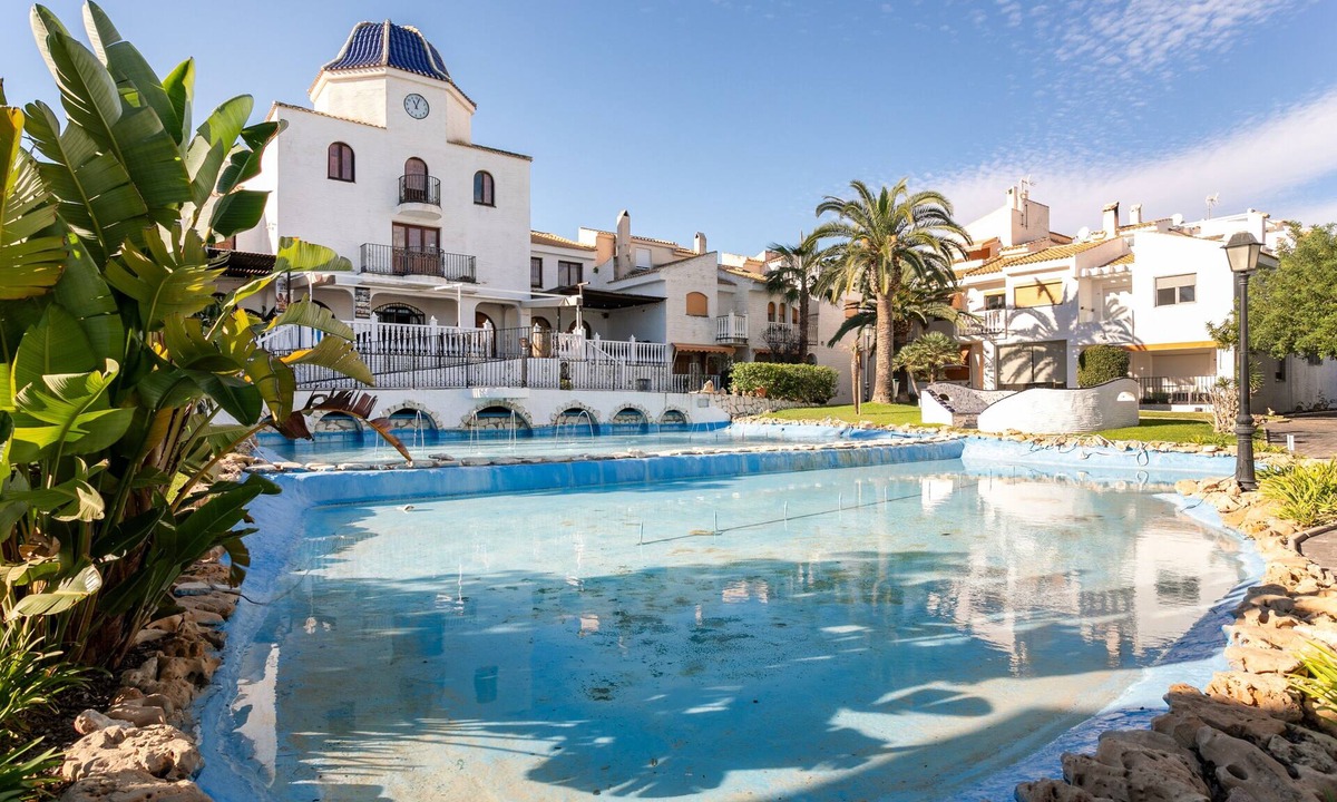 Los Arenales del Sol House | Holiday Home 'Casa En La Playa' with Shared Pool, Private Terrace and Wi-Fi