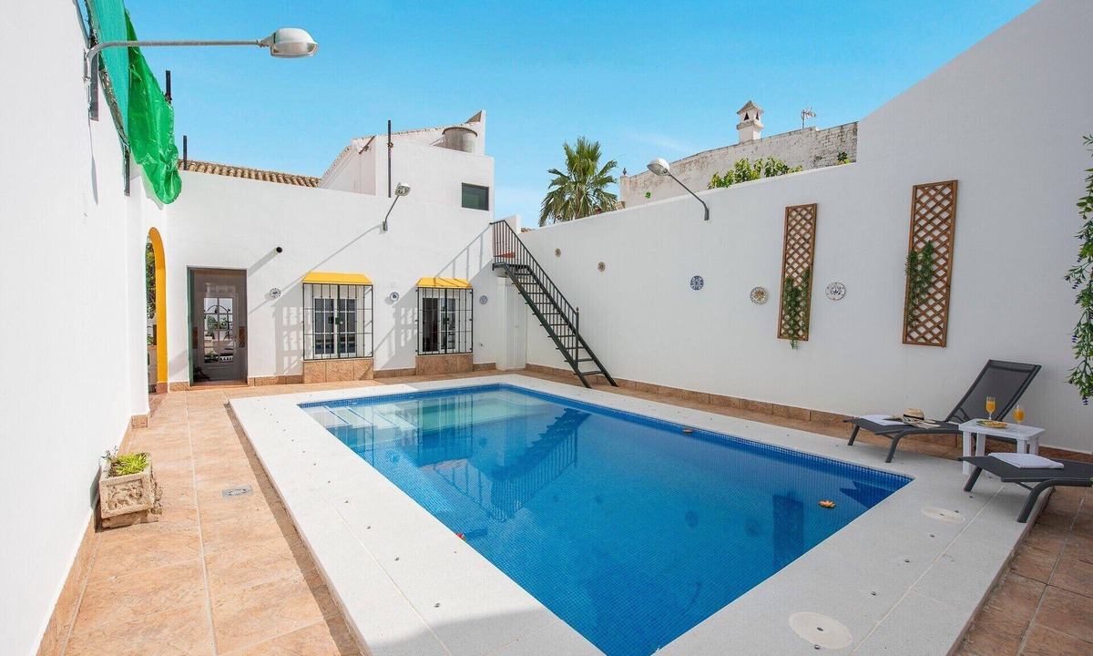 La Lantejuela House | Holiday Home 'Casa Rural Berraquero' with Pool, Terrace & Wi-Fi