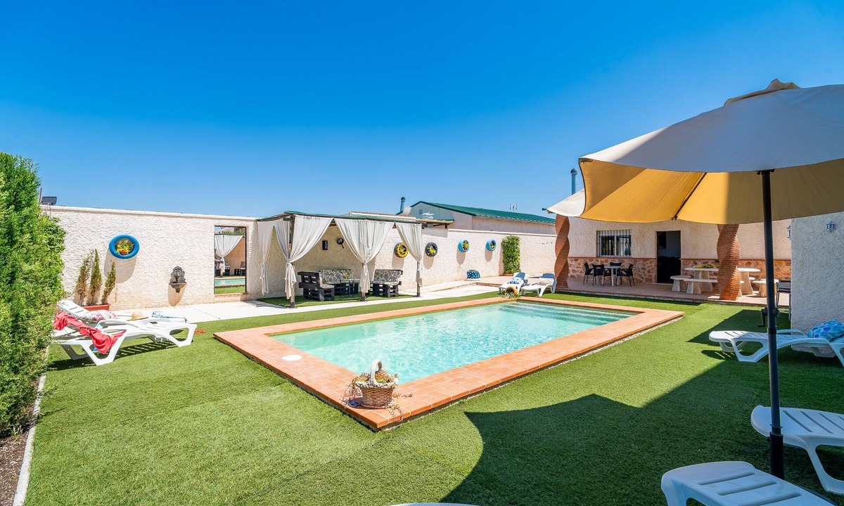La Lantejuela House | Holiday Home 'Casa Rural Lola - Lantejuela' with Private Pool, Wi-Fi and Air Conditioning