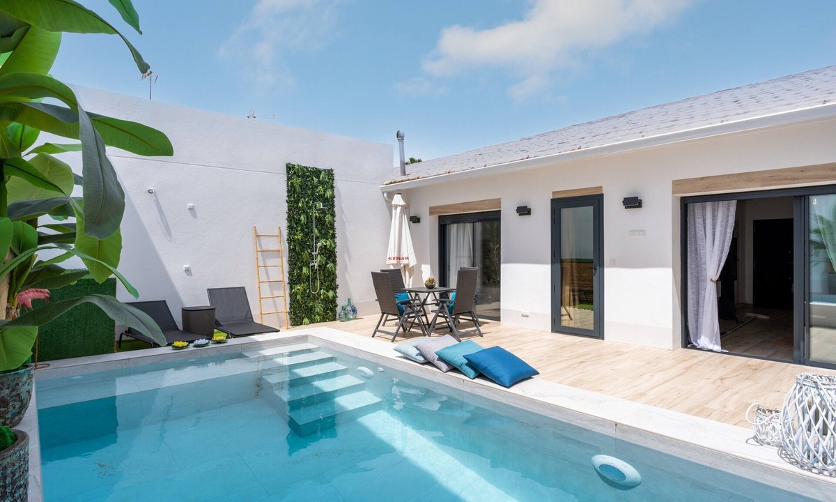 Catral House | Holiday Home 'Catral Alfalfar' with Private Pool, Wi-Fi and Air Conditioning