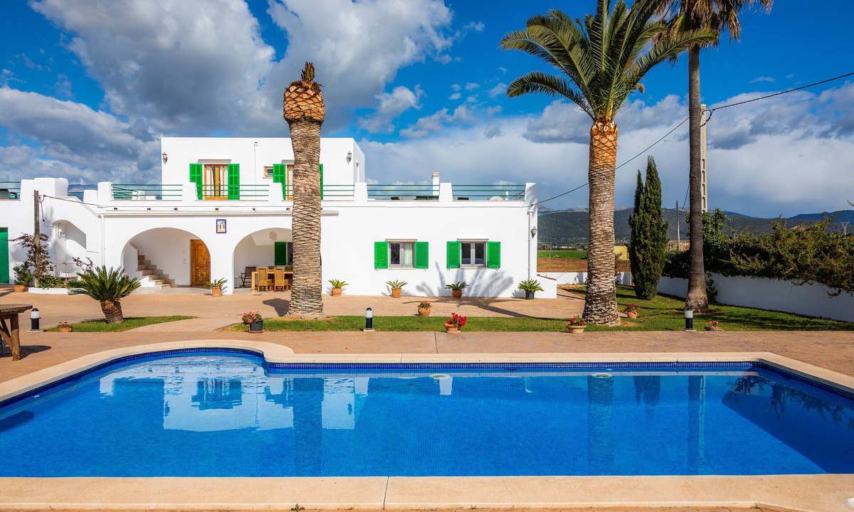 Sa Pobla House | Holiday Home Finca Goet with Mountain View, Pool & Wi-Fi