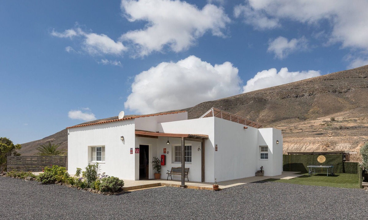 Pajara House | Holiday Home 'Guerepe' with Mountain Views, Wi-Fi and Air Conditioning