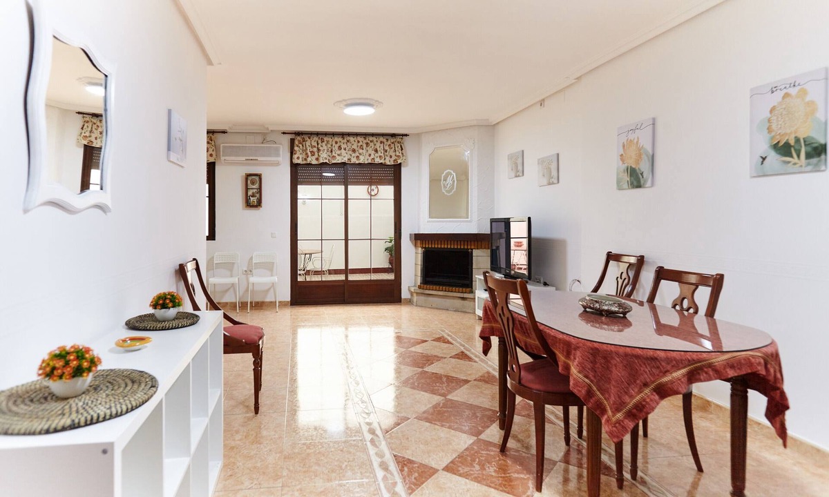 Baena House | Holiday Home 'López' with Private Terrace, Wi-Fi, and Air Conditioning