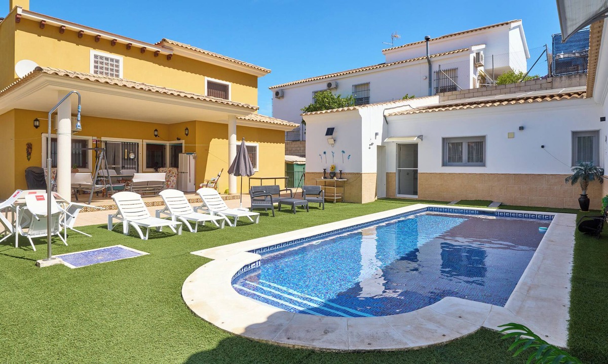 Puente Genil House | Holiday Home 'Marisol' House' with Shared Pool, Wi-Fi and Air Conditioning