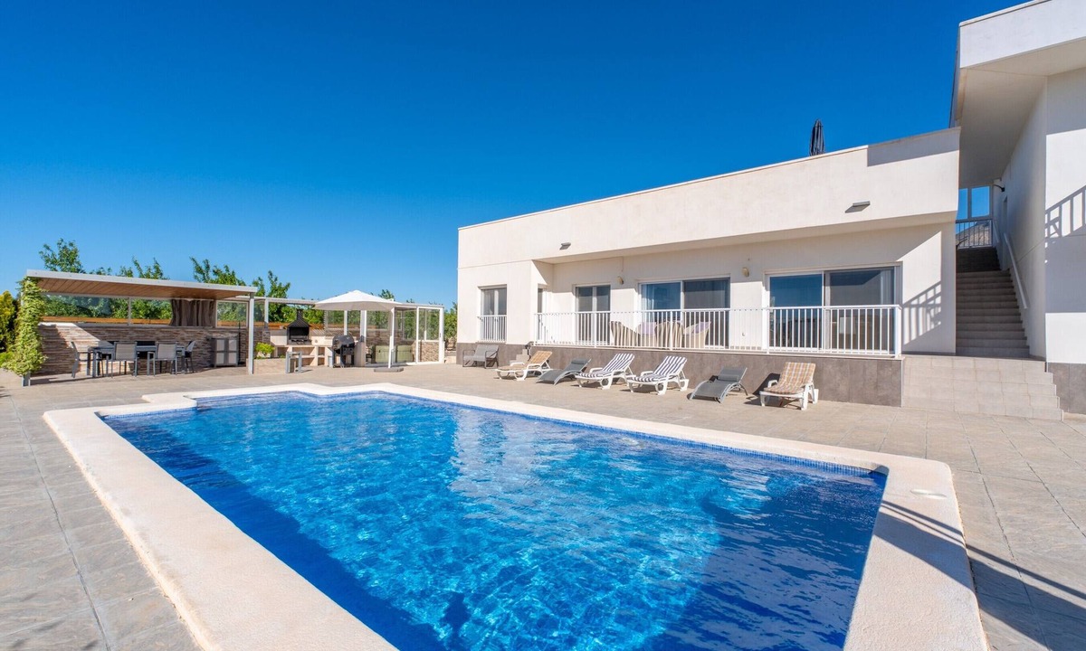 Abanilla House | Holiday Home “Nice Independent” with Private Pool, Wi-Fi and Air Conditioning