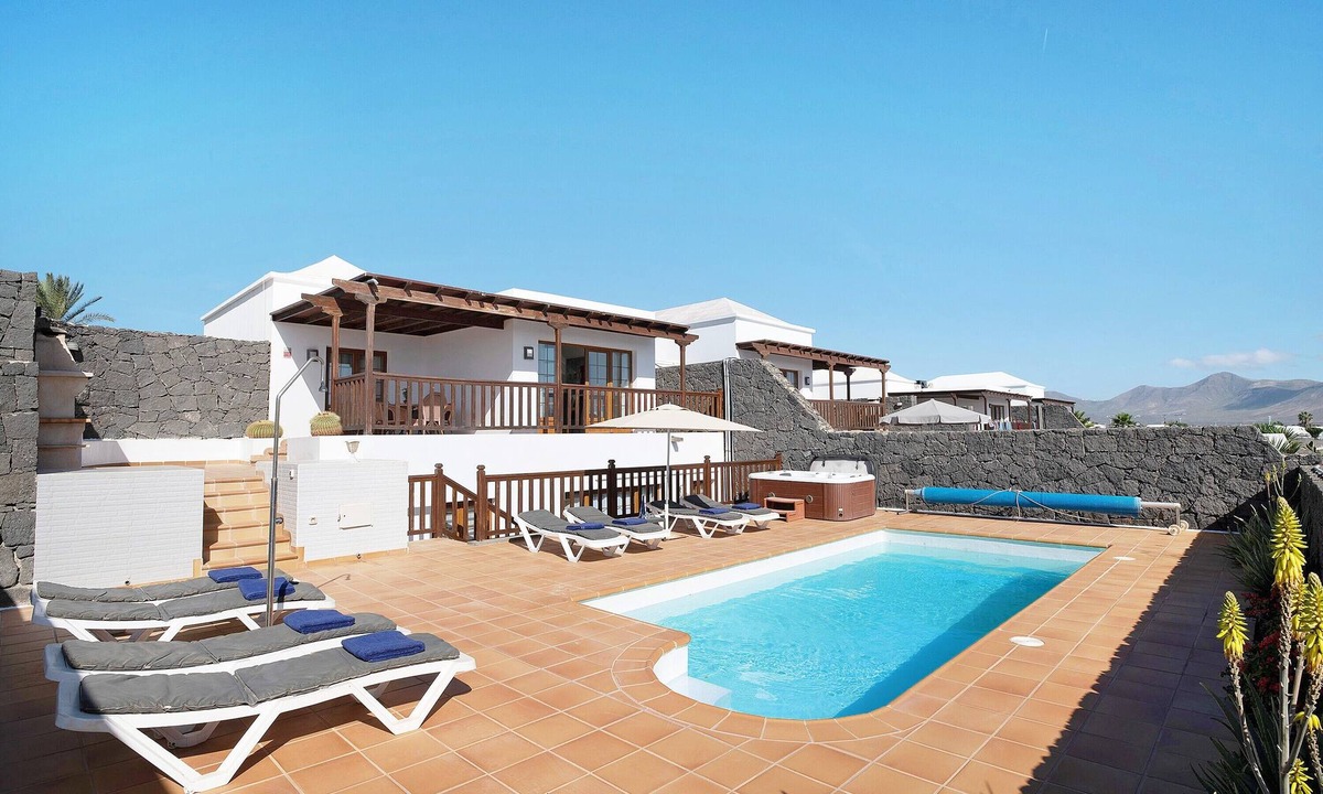 Playa Blanca Villa | Holiday Home 'Villa Jeamir I' with Sea Views, Pool, Garden & Wi-Fi