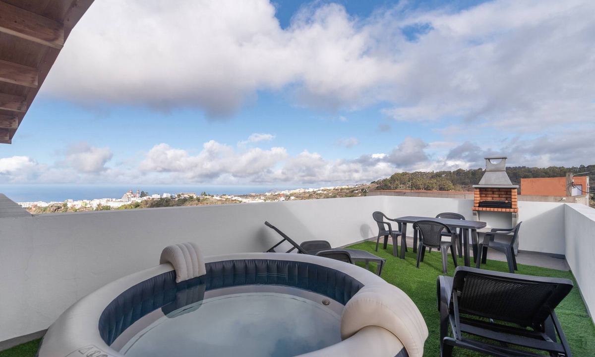 Santa Maria de Guia de Gran Canaria House | Holiday Home 'Vv El Mirador' with Sea Views, Wi-Fi and Air Conditioning