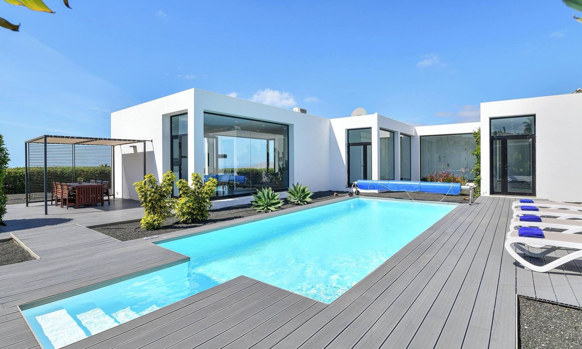 Macher Villa | Holiday Villa Iconic with Mountain View, Fast Wi-Fi, A/C, Pool