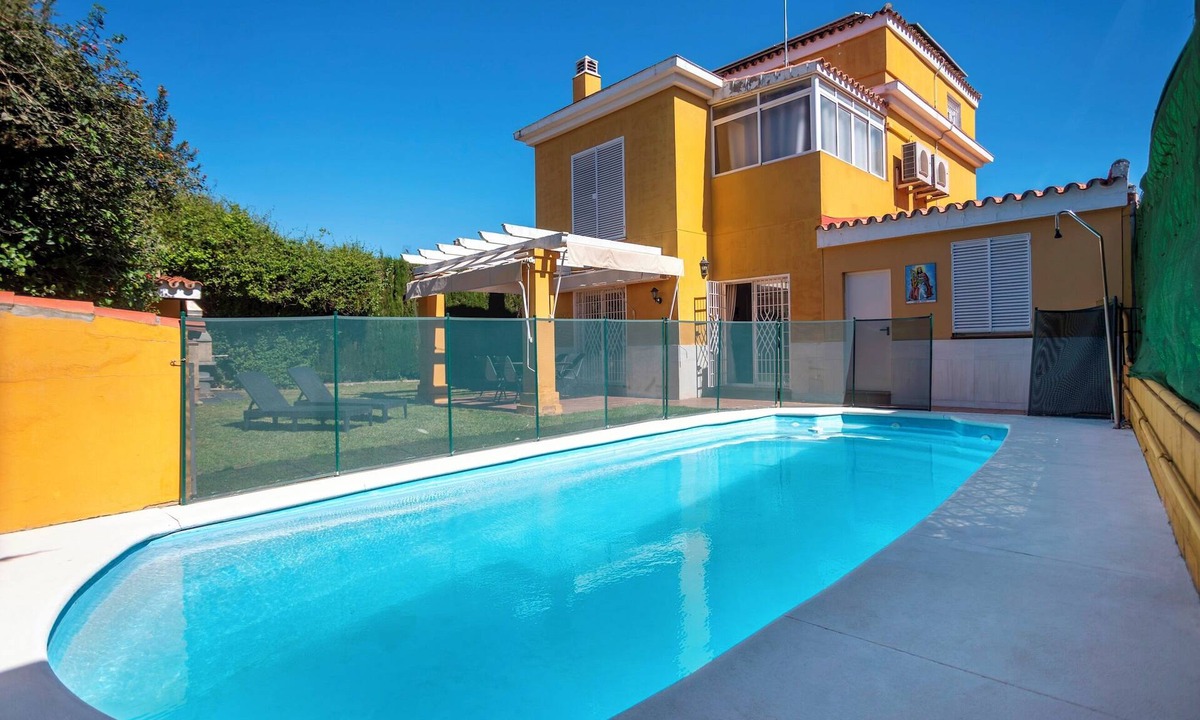 Palomares del Rio Apartment | Home2Book Spacious Family Villa with Pool, Sevilla