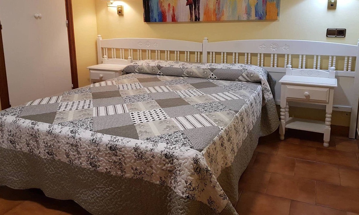 Madrigal de la Vera Hostel | Hosteria Doña Conchi