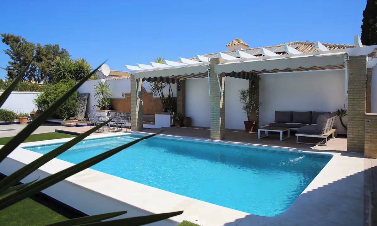 Aznalcazar House | House with a pool, 25 minutes from Seville, 3 suites, spacious outdoor area.