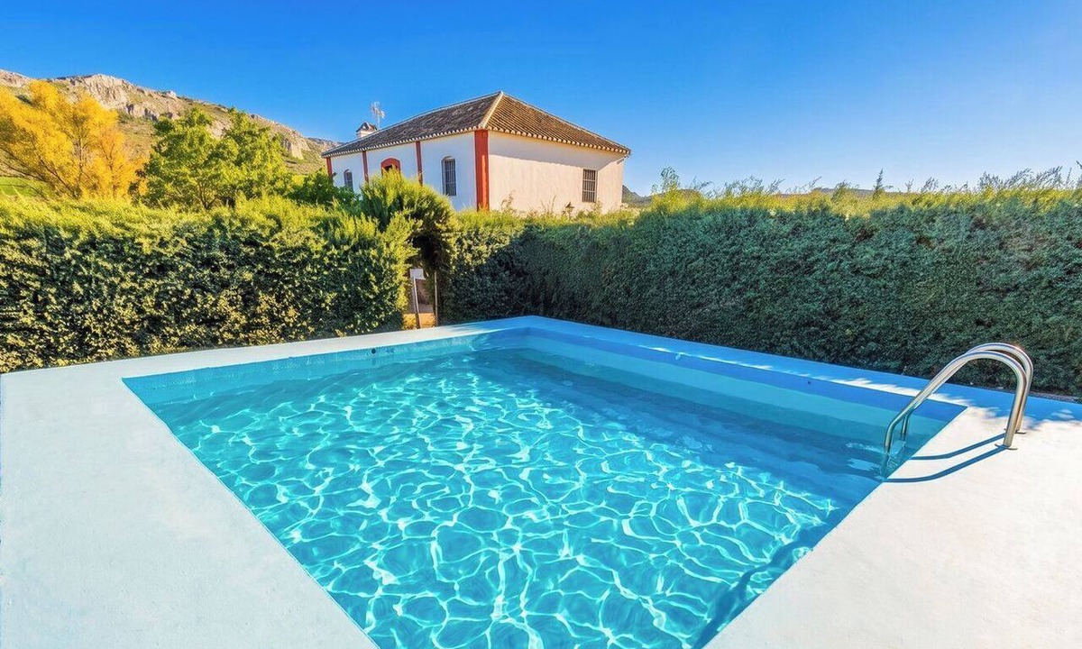 Canete la Real Villa | Huerta Nueva Cuevas del Becerro by Ruralidays