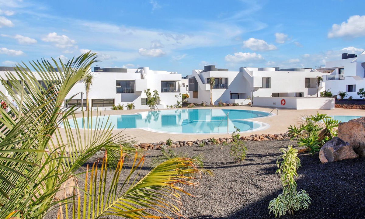 Villaverde Apartment | Infinity Casilla Holiday Apartment with Mountain View, Pool, and Wi-Fi