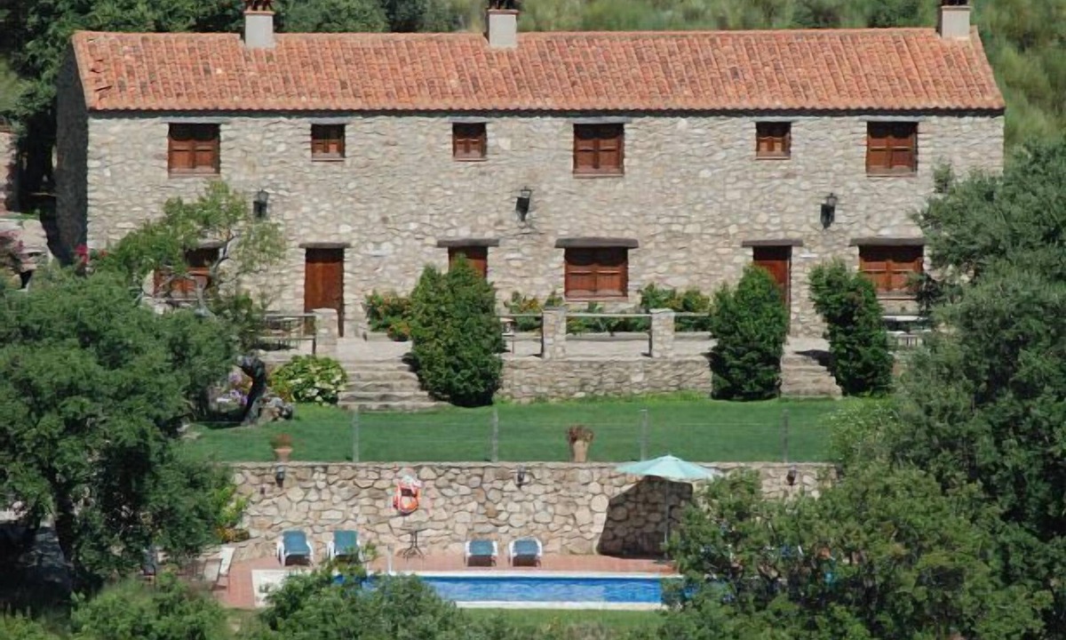 La Acena de la Borrega Villa | Isolated rural house with private pool, garden, terrace and barbecue.