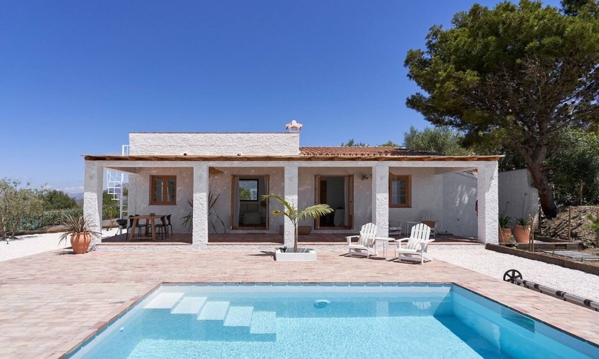 Sayalonga Villa | KABANNE - Spectacular sea and mountain views, private (heated) pool, air conditioning