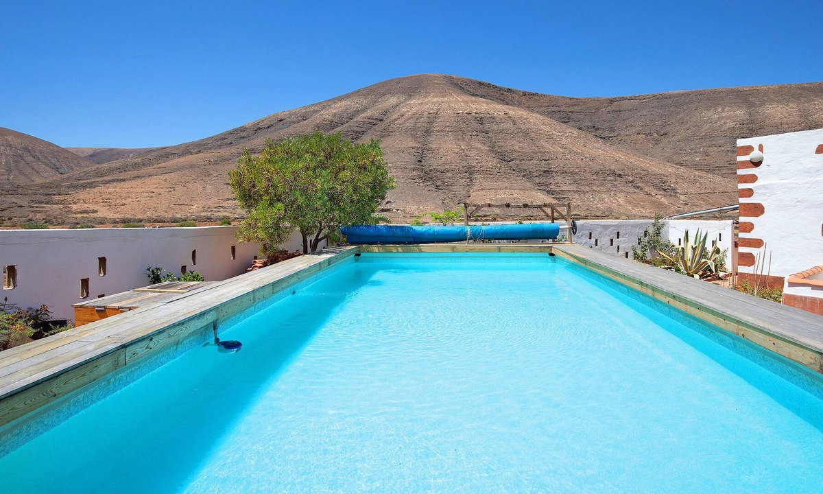 Guisguey Apartment | Kikiki Apartamento Rosso with Mountain View, Pool & Wi-Fi