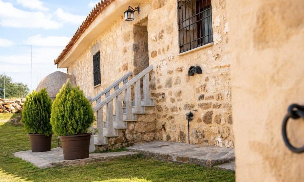 Menasalbas House | Las Muelas de Valdefresno. Enjoy a peaceful retreat surrounded by nature.