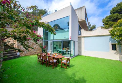 Jesus Pobre Villa | Les Rotes Boutique Home