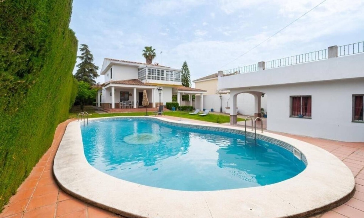 Valencina de la Concepcion Ski Chalet | Luxurious house with swimming pool just minutes from Seville