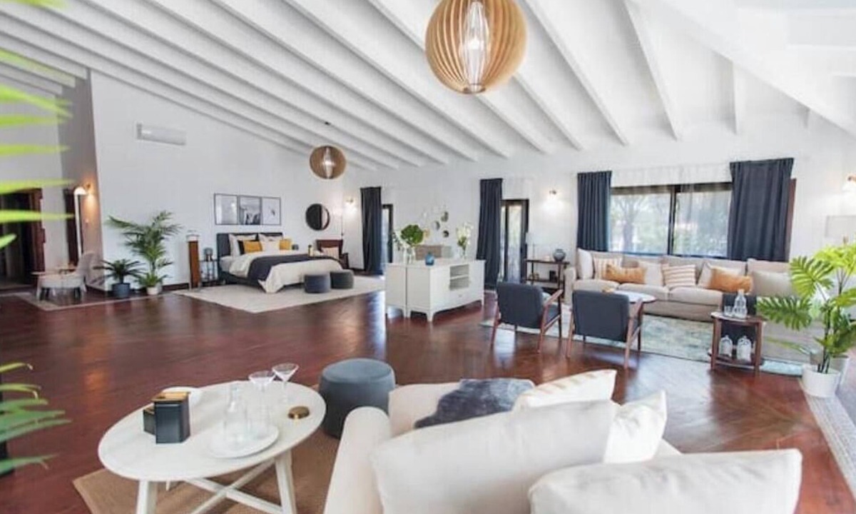 Marbella Villa | Luxurious 10-Bed Oasis: Pool, Garden & Glamour!
