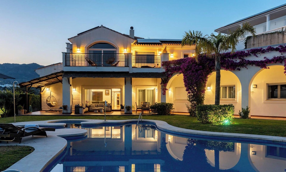 Torrequebrada Villa | Luxury 5BR Villa Benalmádena | Pool & Jacuzzi REF073