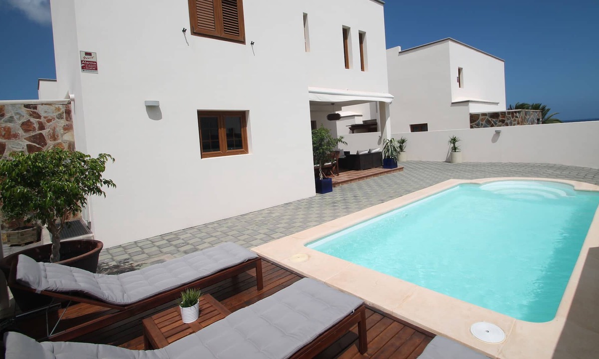 Costa Teguise Villa | Luxury villa less than 4 minutes from the beach, to feel at home