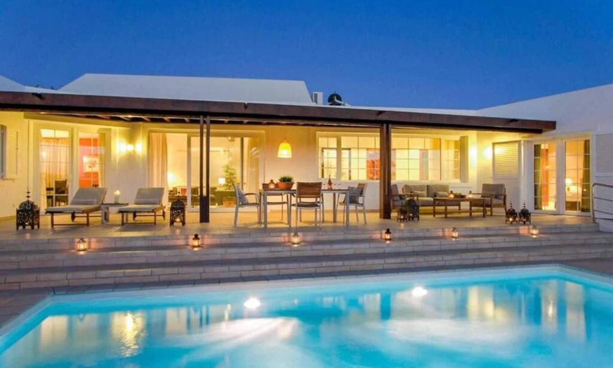 Los Mojones House | Magnificent and spacious Pearl Villa with heated pool, Wifi and AC