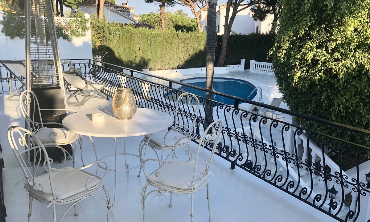 Calahonda Villa | Magnificent Villa near the sea with Pool and independent studio