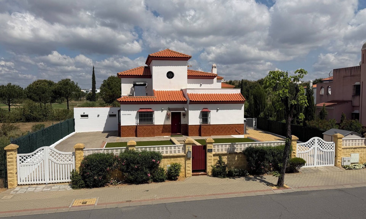 Costa Esuri Villa | Modern 5 bed Villa with pool and private parking on Spanish & Portuguese border