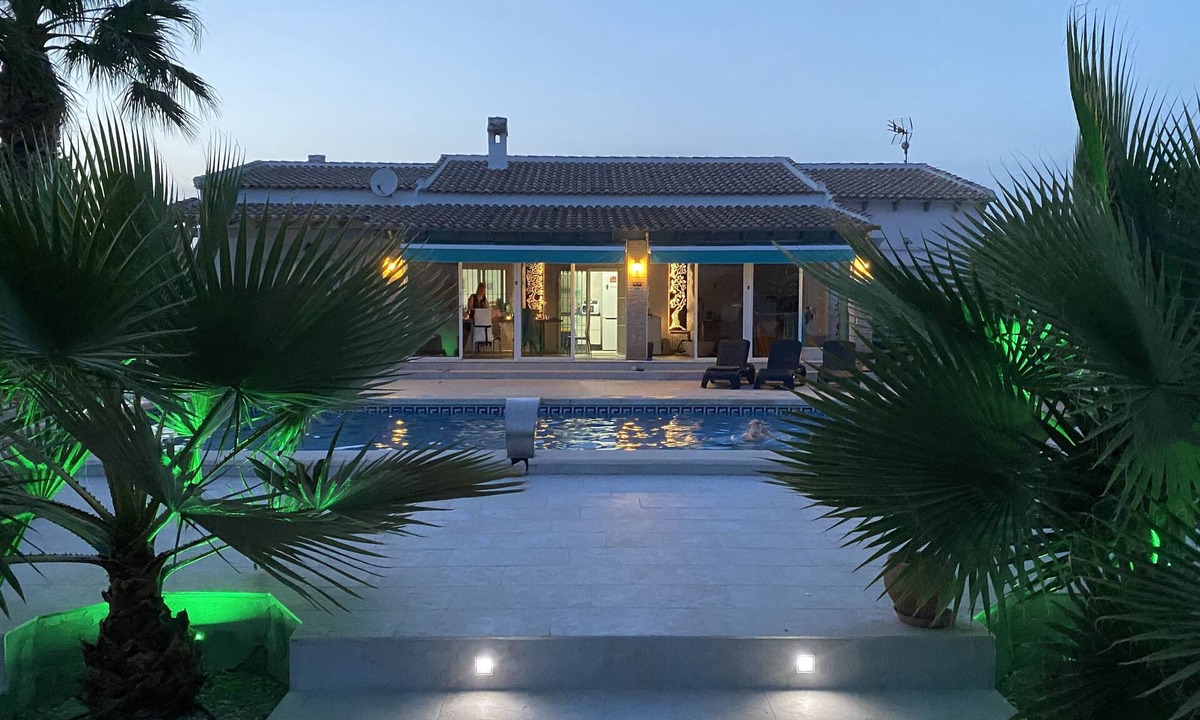 Catral Villa | Modern villa with large garden and close to the sea