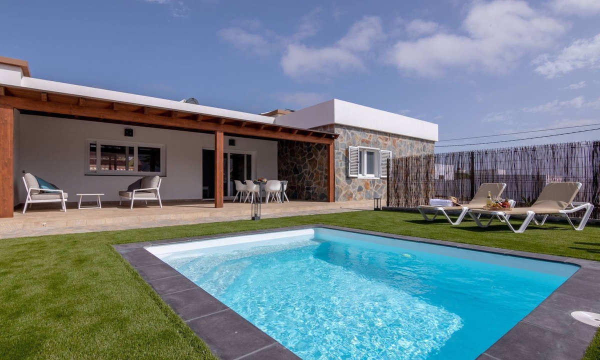 Villaverde House | Modernes und helles Ferienhaus direkt am Meer, mit zwei großen Terrassen, Garte by Interhome