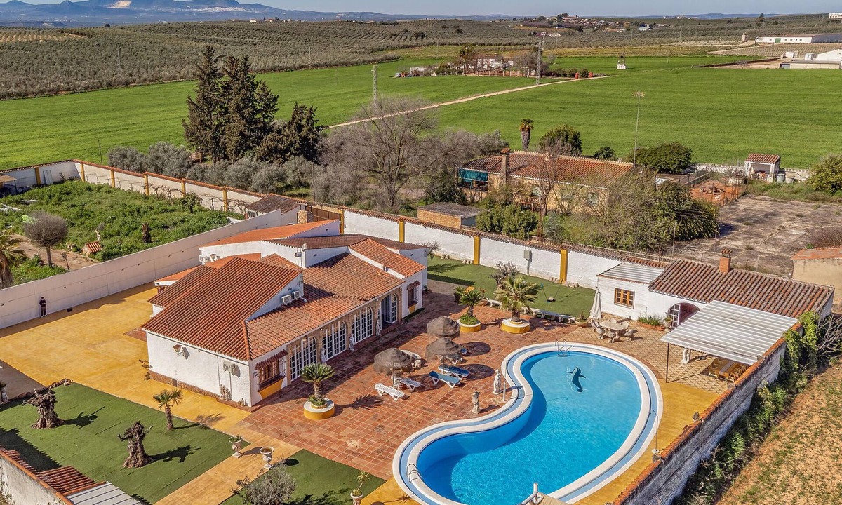 Puente Genil House | Nice home in Puente Genil